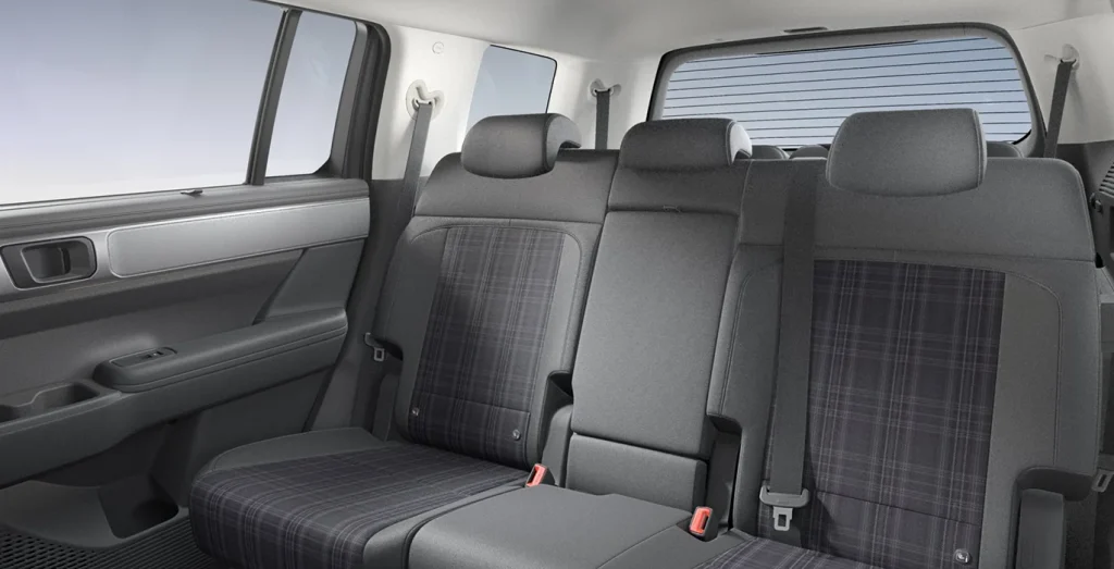 Hyundai-Santa-Fe-Maxx-1.6-T-GDI-HEV-215CV-4x4-6AT-interior-trasera